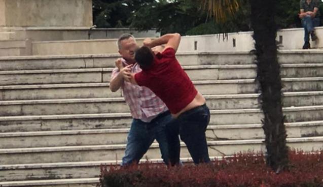 Valilik önünde kavga