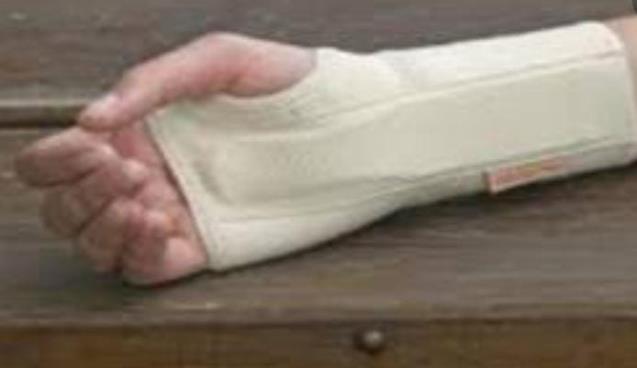 Babasına kızdı bileklerini kesti.