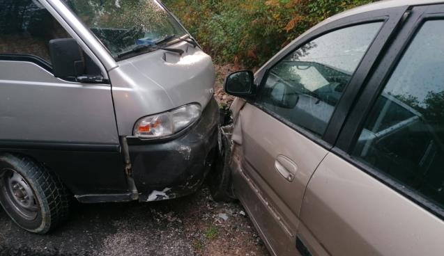 Minibüs ile otomobil çarpıştı : 1 yaralı