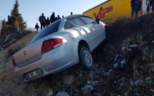 Lastiği patlayan otomobil yoldan çıktı