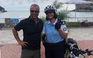 Bisikletlerle kalabalığa karışıyorlar