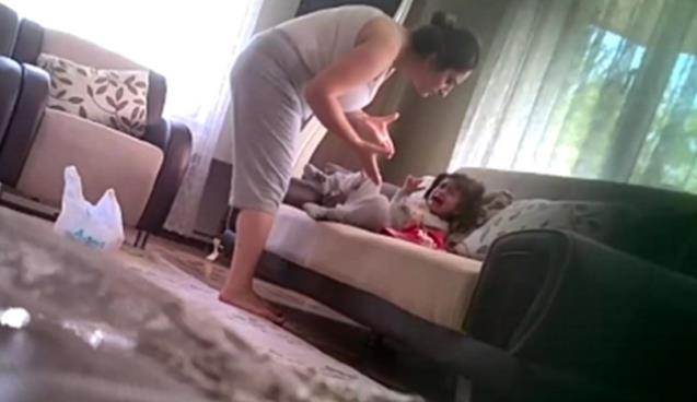 2 yaşındaki kızını dövmüştü… Cezası belli oldu…