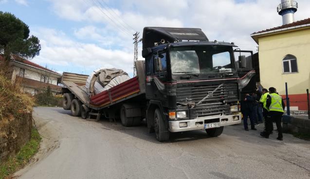 Yasak yolda, aşırı yükten ikiye bölündü.