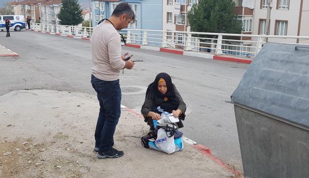 Çöp kutusunun yanına bırakılan bebek çantası 