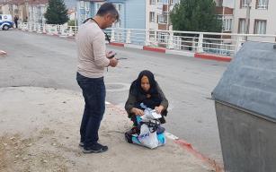 Çöp kutusunun yanına bırakılan bebek çantası 