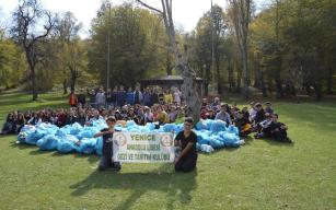 Lise öğrencileri poşet poşet topladı