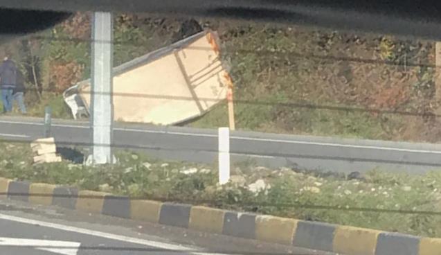 Kamyoneti devirdi…