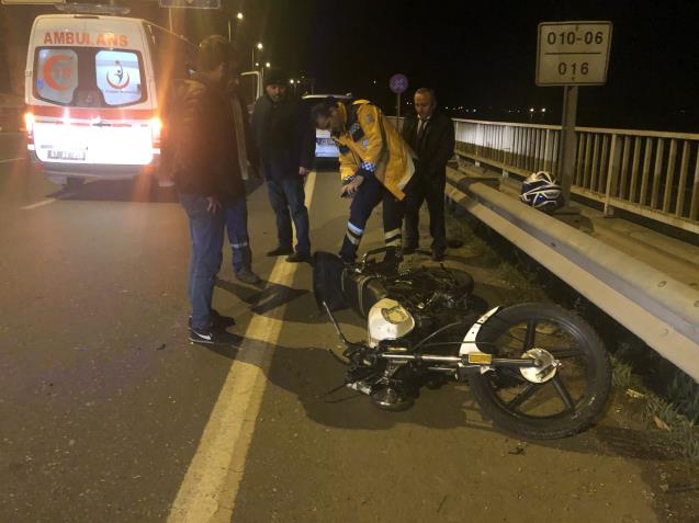 Motosikletiyle kırmızı ışıkta duran araca çarptı: 1 yaralı