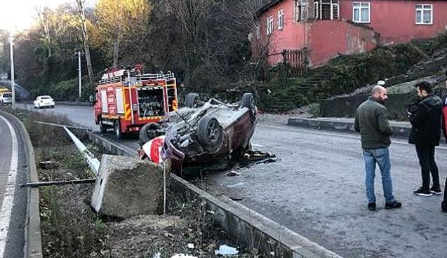 Takla atan otomobil direği yıktı;sürücü ağır yaralandı