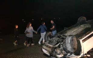 Takla atan aracı farkedip durmak istedi. Kendisi kaza yaptı.