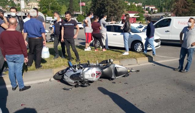 Otomobil ve motosiklet çarpıştı