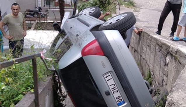 OTOMOBİL BİNA GİRİŞİNE UÇTU