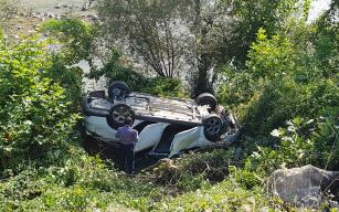 Dönüş yapan otomobile çarpıp, şarampole yuvarlandılar