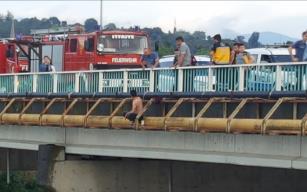 Eşiyle tartıştı, nehre atladı 