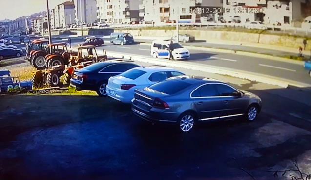 Zonguldak'ta otomobil yayalara çarpıp karşı şeride geçti: