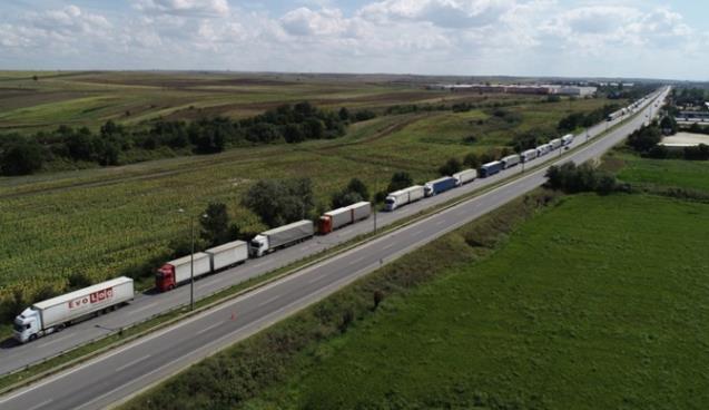 Kapıkule'de kuyruk 15 kilometreyi buldu