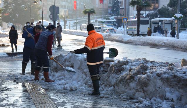  KDZ. EREĞLİ’DE KAR KÜTLELERİ KALDIRILIYOR