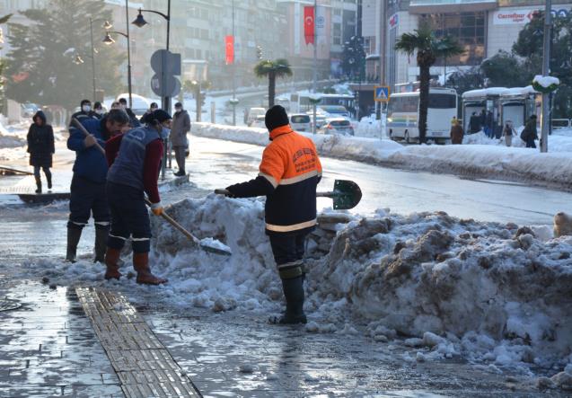 KDZ. EREĞLİ’DE KAR KÜTLELERİ KALDIRILIYOR