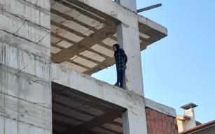 Aşağı atlamak isteyen kadın son anda engellendi..