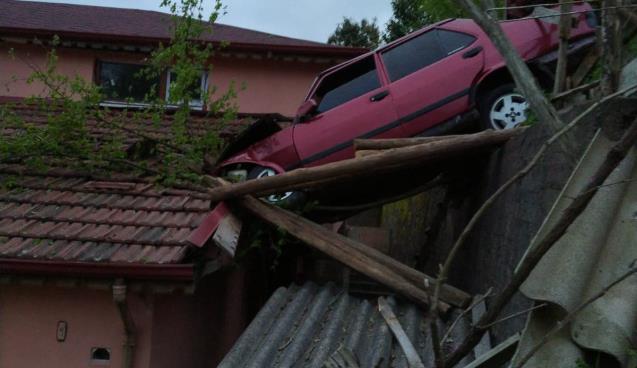 OTOMOBİL HAVADA UÇTU