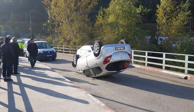 Kaldırıma çarpan otomobil ters döndü