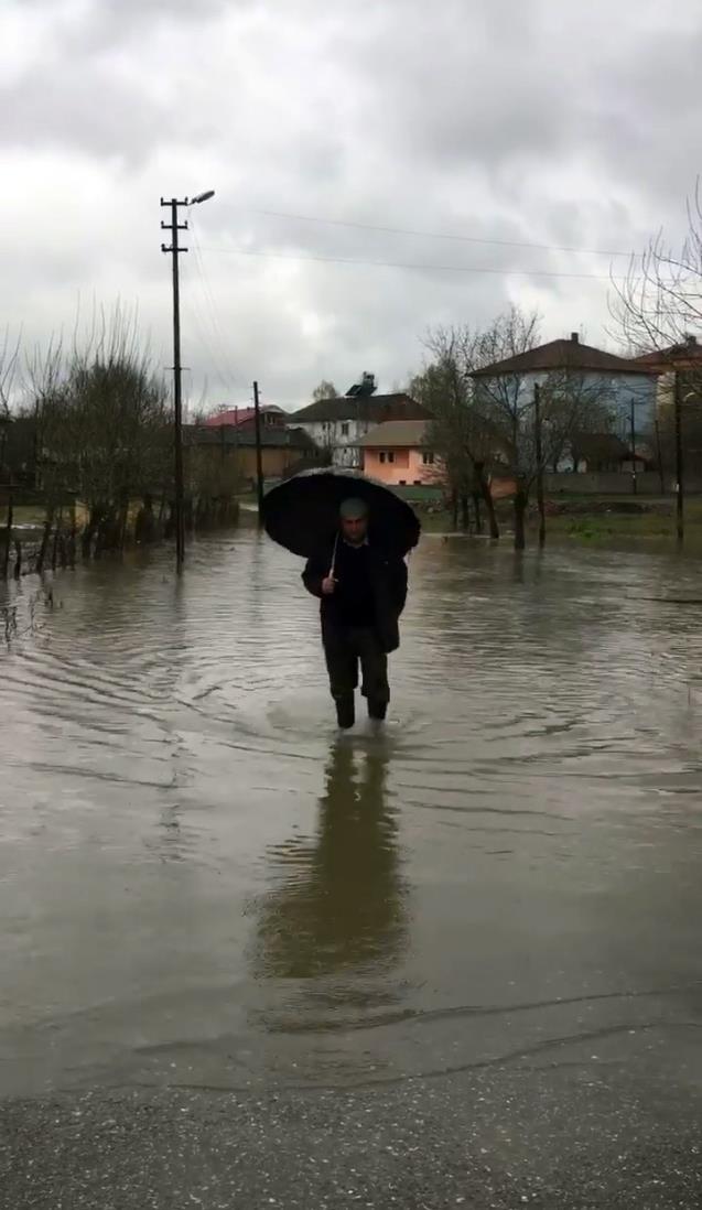 Zonguldak'ta köy yolları sular altında kaldı