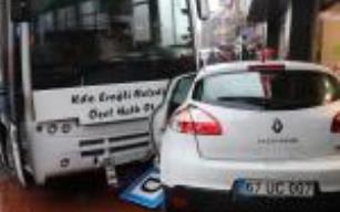Ucuz atlatıldı… Halk otobüsünün çarpma anı kameralarda…