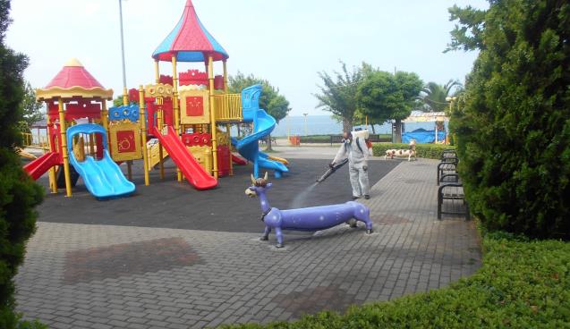 İLAÇLAMA SIRASI ÇOCUK PARKLARINDA