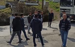 Yasak Yolda Vatandaş Yola İndi