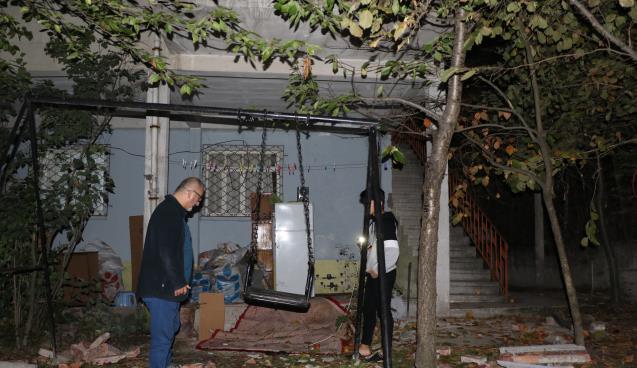 Halı silkeleyen karı koca balkondan düştü