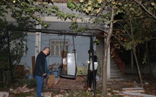 Halı silkeleyen karı koca balkondan düştü