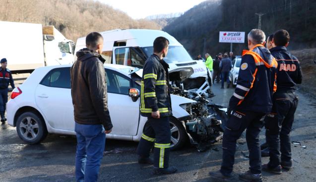 Otomobille yolcu minibüsü çarpıştı: 1'i çocuk 12 yaralı