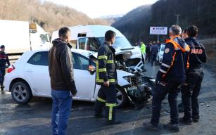 Otomobille yolcu minibüsü çarpıştı: 1'i çocuk 12 yaralı