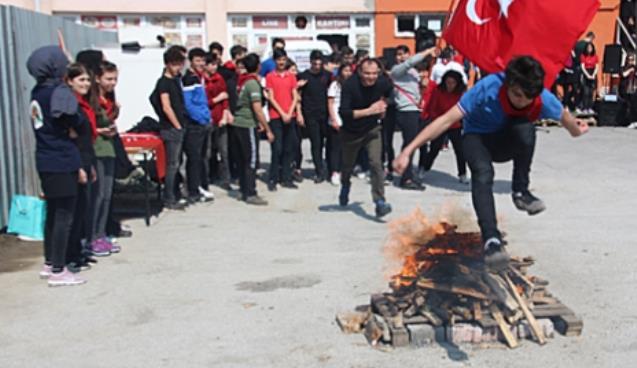 Öğrenciler ateşin üzerinden atladı…