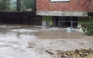 Ev ve iş yerleri sular altında, 6 kişi ise mahsur kaldı