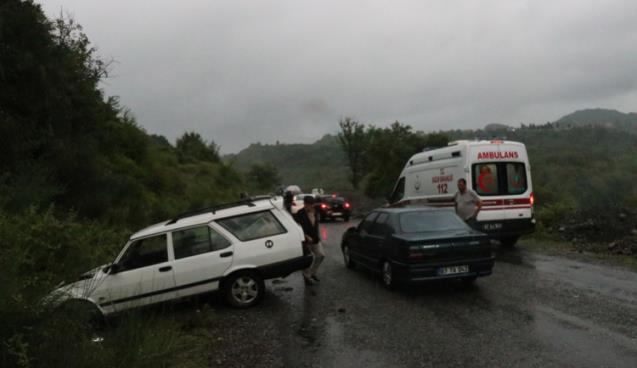 Kontrolden çıkan otomobil yol kenarındaki kayalıklara çarptı