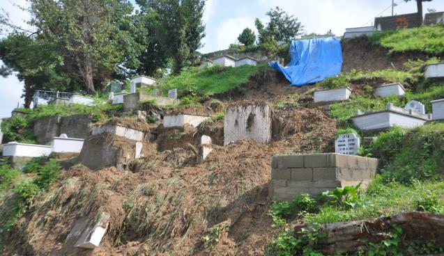 Zonguldak'ta heyelan oldu, mezarlar zarar gördü