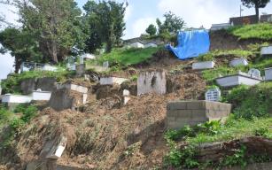Zonguldak'ta heyelan oldu, mezarlar zarar gördü