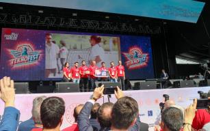 Grizu-263, ödülünü Cumhurbaşkanı Erdoğan'ın elinden aldı