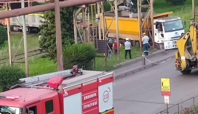 Erdemir de tren kamyona çarptı.