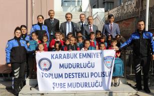 Polislerden çocuklara çanta ve kitap