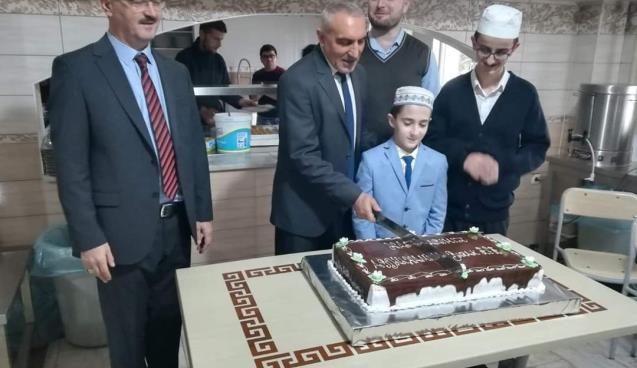 Hafızlığını tamamlayan öğrencilere pasta kesildi