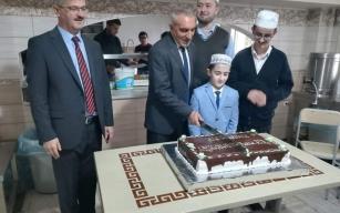 Hafızlığını tamamlayan öğrencilere pasta kesildi