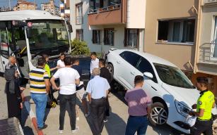 Servis aracı park halindeki araçları biçti