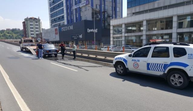 Otomobil alev aldı