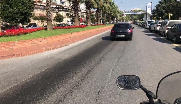 Motosiklet kaza yaptı... Araçlar durmakta zorlandı...