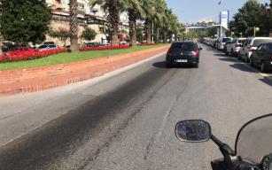 Motosiklet kaza yaptı... Araçlar durmakta zorlandı...