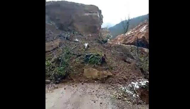 Yoğun yağış heyelana neden oldu...