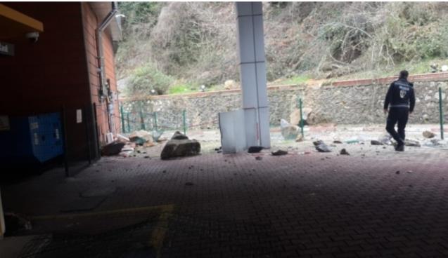 Terminalde kayalar çöktü...