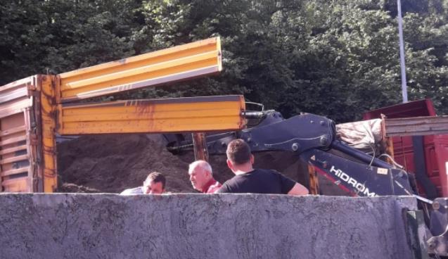 Frenleri boşaldı… Elektrik panosuna çarparak durabildi…